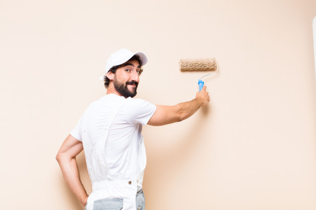 Hombre pintando pared
